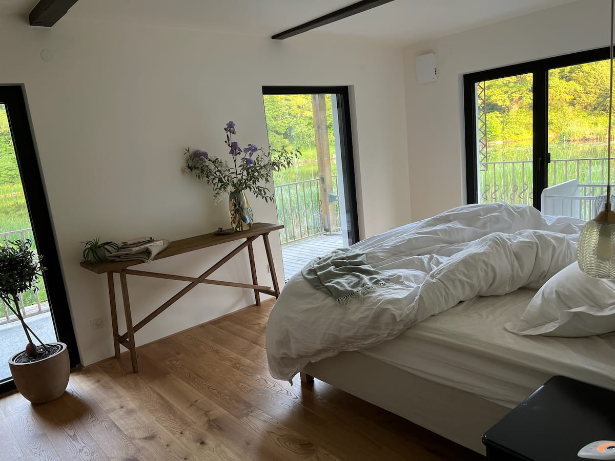 Helles Schlafzimmer mit Blick ins Grüne